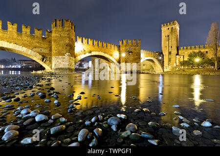 Le Castelvecchio et le pont Scaligero reflétée dans l'Adige. Vérone, Vénétie, Italie, Europe. Banque D'Images