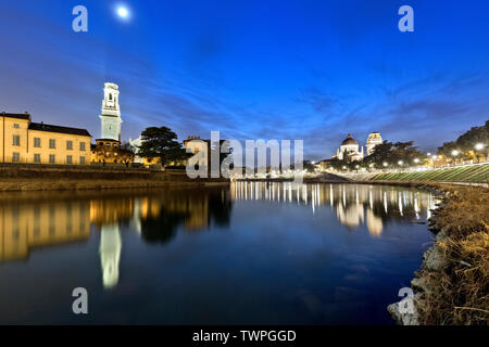 Le flux de la rivière Adige à Vérone. Sur le fond de la cathédrale Santa Maria Matricolare et l'église San Giorgio In Braida. Vérone, Vénétie, Italie, zone euro Banque D'Images