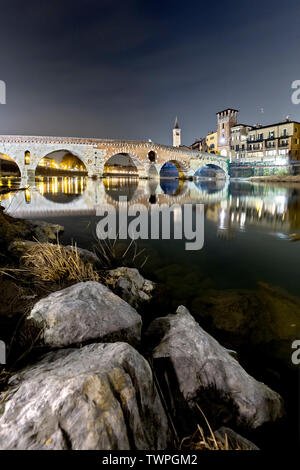 Vérone : le pont Pietra reflète dans la rivière Adige. Vénétie, Italie, Europe. Banque D'Images