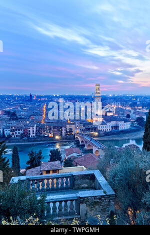 Coucher du soleil sur la ville de Vérone. Vénétie, Italie, Europe. Banque D'Images