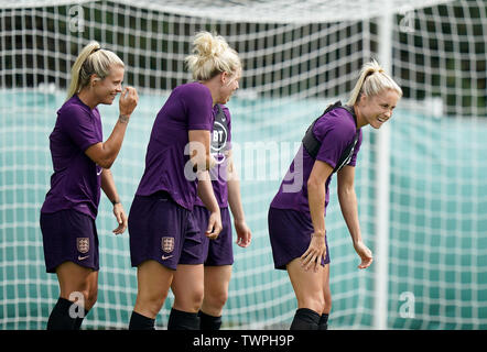 L'Angleterre Rachel Daly (à gauche) et Steph Houghton (à droite) au cours de la séance de formation au Stade Municipal de Saint-Amand-les-Eaux. Banque D'Images