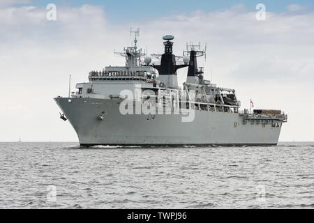 Quille, Deutschland. 21 Juin, 2019. 21.06.2019, à l'issue de la manœuvre de l'OTAN, les Britanniques 2019 BALTOPS Albion DropShip entre dans la base navale de Kiel. Avec 18 560 ts de l'eau, c'est l'un des plus grands navires de la Kieler Woche. Le HMS 'Albion' dans le Kiel Forde. Utilisation dans le monde entier | Credit : dpa/Alamy Live News Banque D'Images