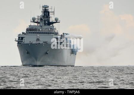 Quille, Deutschland. 21 Juin, 2019. 21.06.2019, à l'issue de la manœuvre de l'OTAN, les Britanniques 2019 BALTOPS Albion DropShip entre dans la base navale de Kiel. Avec 18 560 ts de l'eau, c'est l'un des plus grands navires de la Kieler Woche. Le HMS 'Albion' incendies 21 séries de salute près du mémorial naval de Laboe. Utilisation dans le monde entier | Credit : dpa/Alamy Live News Banque D'Images