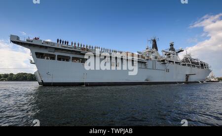 Quille, Deutschland. 21 Juin, 2019. 21.06.2019, à l'issue de la manœuvre de l'OTAN, les Britanniques 2019 BALTOPS Albion DropShip entre dans la base navale de Kiel. Avec 18 560 ts de l'eau, c'est l'un des plus grands navires de la Kieler Woche. Le HMS 'Albion' en face de la base navale Kiel. Utilisation dans le monde entier | Credit : dpa/Alamy Live News Banque D'Images