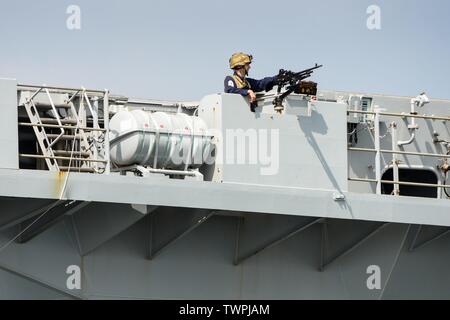 Quille, Deutschland. 21 Juin, 2019. 21.06.2019, à l'issue de la manœuvre de l'OTAN, les Britanniques 2019 BALTOPS Albion DropShip entre dans la base navale de Kiel. Avec 18 560 ts de l'eau, c'est l'un des plus grands navires de la Kieler Woche. Le HMS 'Albion' dans le Kiel Forde, soldat à bâbord. Utilisation dans le monde entier | Credit : dpa/Alamy Live News Banque D'Images