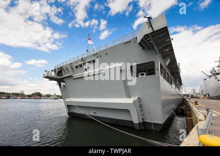 Quille, Deutschland. 21 Juin, 2019. 21.06.2019, à l'issue de la manœuvre de l'OTAN, les Britanniques 2019 BALTOPS Albion DropShip entre dans la base navale de Kiel. Avec 18 560 ts de l'eau, c'est l'un des plus grands navires de la Kieler Woche. Le HMS 'Albion' à la Scheer Mole, vue arrière. Utilisation dans le monde entier | Credit : dpa/Alamy Live News Banque D'Images