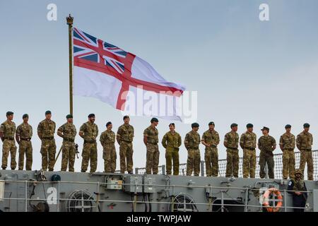 Quille, Deutschland. 21 Juin, 2019. 21.06.2019, à l'issue de la manœuvre de l'OTAN, les Britanniques 2019 BALTOPS Albion DropShip entre dans la base navale de Kiel. Avec 18 560 ts de l'eau, c'est l'un des plus grands navires de la Kieler Woche. Le HMS 'Albion' dans le Kiel Forde, soldats des Royal Marines. Utilisation dans le monde entier | Credit : dpa/Alamy Live News Banque D'Images