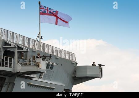 Quille, Deutschland. 21 Juin, 2019. 21.06.2019, à l'issue de la manœuvre de l'OTAN, les Britanniques 2019 BALTOPS Albion DropShip entre dans la base navale de Kiel. Avec 18 560 ts de l'eau, c'est l'un des plus grands navires de la Kieler Woche. Le HMS 'Albion' dans le Kiel Forde, soldats sécuriser la zone arrière. Utilisation dans le monde entier | Credit : dpa/Alamy Live News Banque D'Images