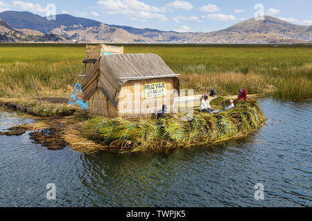 Nautisme dans les roseaux et les villages flottants des îles Uros sur le lac Titicaca, le Pérou, Amérique du Sud Banque D'Images