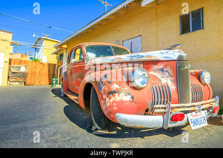 Barstow, California, USA - 15 août 2018 : grand angle de visualisation de S1 P 639 Vintage Car lors de l'historique Route 66 Motel à Barstow sur la Route 66, la ville. Banque D'Images