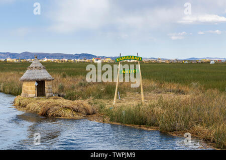 Nautisme dans les roseaux et les villages flottants des îles Uros sur le lac Titicaca, le Pérou, Amérique du Sud Banque D'Images