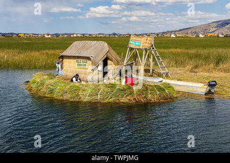 Nautisme dans les roseaux et les villages flottants des îles Uros sur le lac Titicaca, le Pérou, Amérique du Sud Banque D'Images