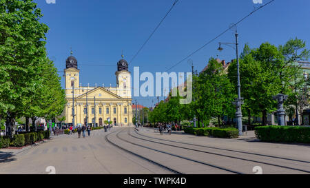 DEBRECEN, HONGRIE -04 19 2019 personnes à pied et à vélo sur la Place Kossuth à Debrecen Banque D'Images