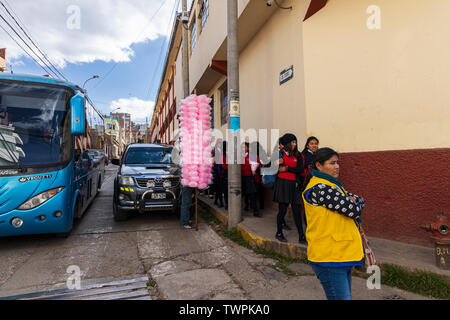 La vente de barbe à papa rose aux enfants de l'école à Puno, Lac Titicaca, Pérou, Amérique du Sud Banque D'Images