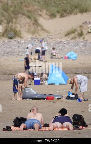 Gower, Swansea, Pays de Galles, Royaume-Uni. 22 juin 2019. Météo : Amateurs de absorber le soleil et des températures à Llangennith Beach sur la côte de Gower, Galles du sud. Les perspectives sont plus chauds que de la fin mais devenant nuageux avec quelques averses et peut-être le tonnerre. Credit : Gareth Llewelyn/Alamy Live News Banque D'Images