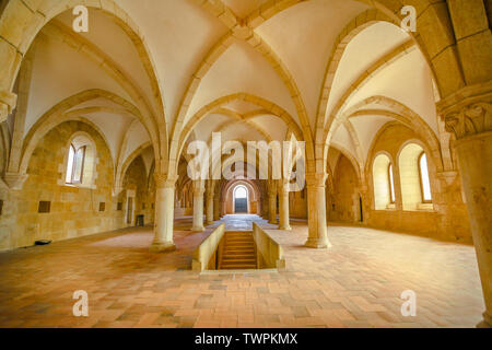 Alcobaça, Portugal - 15 août 2017 : Le dortoir, une grande salle gothique où les moines dormaient ensemble, à l'intérieur de monastère d'Alcobaça ou Mosteiro de Banque D'Images