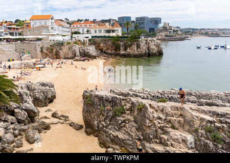 Les baigneurs et les nageurs sur la plage Praia De Conceicau, Cascais, Portugal Banque D'Images