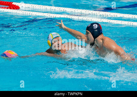 Belgrade, Serbie. 22 Juin, 2019. Joseph l'Australie Kayes (L) rivalise avec la Serbie Nikola Jaksic water-polo de la FINA en demi-finale de la Ligue mondiale à Belgrade, en Serbie, le 22 juin 2019. Credit : Predrag Milosavljevic/Xinhua/Alamy Live News Banque D'Images