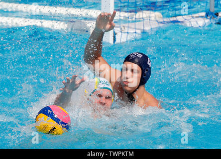 Belgrade, Serbie. 22 Juin, 2019. Joseph l'Australie Kayes (L) rivalise avec la Serbie Sava Randjelovic water-polo de la FINA en demi-finale de la Ligue mondiale à Belgrade, en Serbie, le 22 juin 2019. Credit : Predrag Milosavljevic/Xinhua/Alamy Live News Banque D'Images