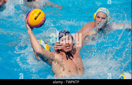 Belgrade, Serbie. 22 Juin, 2019. De la Serbie de Nemanja Vico (avant) le dispute à l'Australie Richard Campbell (R) lors de la Ligue mondiale de water-polo de la FINA match de demi-finale à Belgrade, en Serbie, le 22 juin 2019. Credit : Predrag Milosavljevic/Xinhua/Alamy Live News Banque D'Images