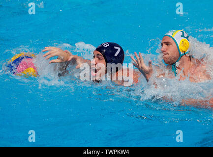 Belgrade, Serbie. 22 Juin, 2019. De la Serbie de Nemanja Vico (L) l'Australie rivalise avec Blake Edwards lors de la Ligue mondiale de water-polo de la FINA match de demi-finale à Belgrade, en Serbie, le 22 juin 2019. Credit : Predrag Milosavljevic/Xinhua/Alamy Live News Banque D'Images