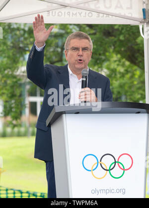 Lausanne, Suisse. 22 Juin, 2019. Comité International Olympique (CIO), Thomas Bach parle pendant la course de la Journée Olympique à Lausanne, Suisse, le 22 juin 2019. Credit : Xu Jinquan/Xinhua/Alamy Live News Banque D'Images