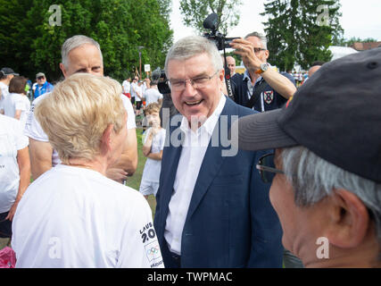 Lausanne, Suisse. 22 Juin, 2019. Comité International Olympique (CIO), Thomas Bach (C) parle avec des coureurs pendant la course de la Journée Olympique à Lausanne, Suisse, le 22 juin 2019. Credit : Xu Jinquan/Xinhua/Alamy Live News Banque D'Images