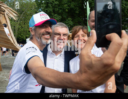 Lausanne, Suisse. 22 Juin, 2019. Comité International Olympique (CIO), Thomas Bach (C) pose pour une photo avec des coureurs pendant la course de la Journée Olympique à Lausanne, Suisse, le 22 juin 2019. Credit : Xu Jinquan/Xinhua/Alamy Live News Banque D'Images