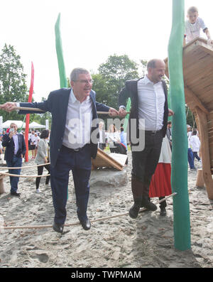 Lausanne, Suisse. 22 Juin, 2019. Comité International Olympique (CIO), Thomas Bach (/L) et le maire de Lausanne Grégoire Junod poser lors de l'inauguration d'une aire de jeux à Lausanne, Suisse, le 22 juin 2019. Credit : Xu Jinquan/Xinhua/Alamy Live News Banque D'Images