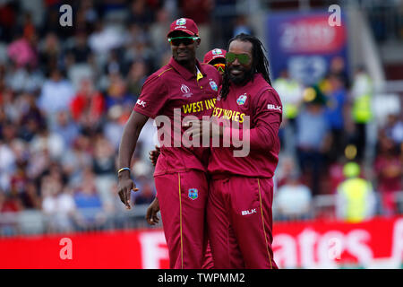 22 juin 2019, Old Trafford, Manchester, Angleterre, Coupe du monde de cricket ICC, Antilles par rapport à la Nouvelle-Zélande ; Antilles le capitaine Jason Holder célèbre avec Chris Gayle après il attrape Ross Taylor de la Nouvelle-Zélande des 69 off Gayle's bowling Banque D'Images