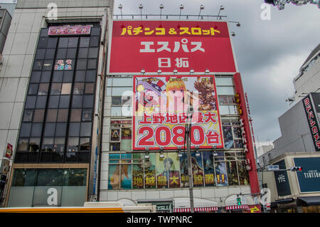 D'un panneau d'emplacement et de Pachinko Salle d'arcade à Ueno à Tokyo Japon 2016 Banque D'Images