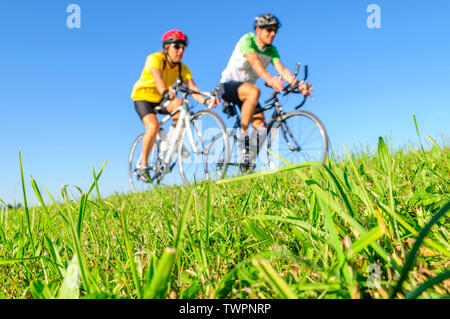 Couple faisant un tour à vélo sur vélo de course à un après-midi ensoleillé de Bavière Allgäu Banque D'Images