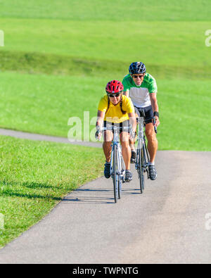 Couple faisant un tour à vélo sur vélo de course à un après-midi ensoleillé de Bavière Allgäu Banque D'Images