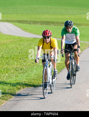 Couple faisant un tour à vélo sur vélo de course à un après-midi ensoleillé de Bavière Allgäu Banque D'Images