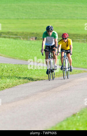 Couple faisant un tour à vélo sur vélo de course à un après-midi ensoleillé de Bavière Allgäu Banque D'Images