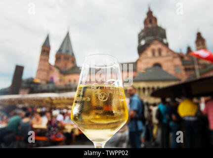 Mainz, Allemagne. 22 Juin, 2019. Un verre de vin se dresse sur une table près de la cathédrale. Des centaines de milliers de visiteurs sont attendus pour les quatre jours du festival 'Johannisnacht' en 2019. La folk festival a été organisé en l'honneur de Johannes Gutenberg depuis 1968. Crédit : Andreas Arnold/dpa/Alamy Live News Banque D'Images