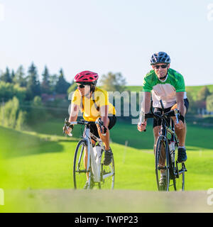 Couple faisant un tour à vélo sur vélo de course à un après-midi ensoleillé de Bavière Allgäu Banque D'Images