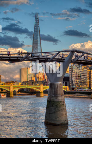 Le Millennium Bridge et le fragment dans la soirée la lumière. London UK Banque D'Images