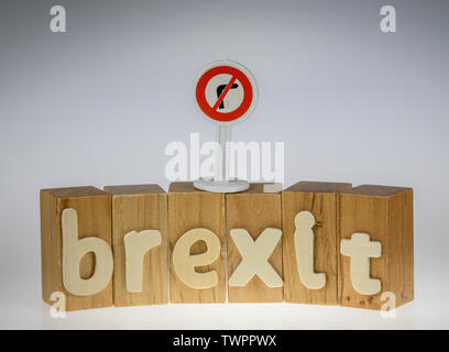 Brexit concept avec Brexit nom sur des blocs de bois avec aucun signe de route virage à droite Banque D'Images