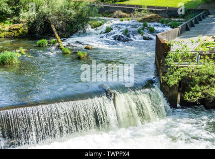 L'eau coule sur une corniche à Tumwater, Washington. Banque D'Images