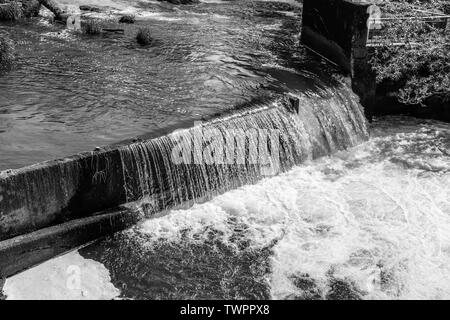 L'eau coule sur une corniche à Tumwater, Washington. Banque D'Images