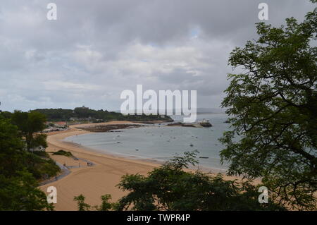 Belle plage de sable blanc des dangers dans l'arrière-plan le Palais de la Magadalena est trouvé dans Santander. 24 août 2013. Santander, en Cantabrie. Banque D'Images