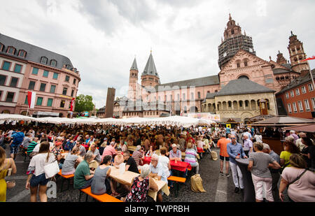 Mainz, Allemagne. 22 Juin, 2019. Les visiteurs de Johannisnacht s'asseoir en face de la cathédrale sur la place du marché. Des centaines de milliers de visiteurs sont attendus pour les quatre jours du festival 'Johannisnacht' en 2019. La folk festival a été organisé en l'honneur de Johannes Gutenberg depuis 1968. Crédit : Andreas Arnold/dpa/Alamy Live News Banque D'Images