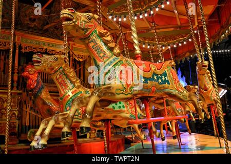 Victorian gallopers carousel au chevaux / La Collection, Simo Simo, Fakenham, Norfolk, UK Banque D'Images