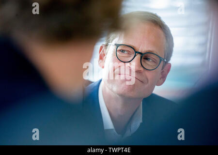 Berlin, Allemagne. 21 Juin, 2019. Michael Müller (SPD), Maire de Berlin, appuie sur ses lèvres ensemble pendant une conversation au début de sa visite à l'hôpital de traumatologie de Berlin. Credit : Christoph Soeder/dpa/Alamy Live News Banque D'Images