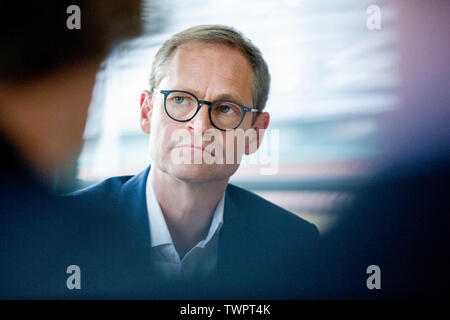 Berlin, Allemagne. 21 Juin, 2019. Michael Müller (SPD), Maire de Berlin, prend part à une conversation au début de sa visite à l'hôpital de traumatologie de Berlin. Credit : Christoph Soeder/dpa/Alamy Live News Banque D'Images