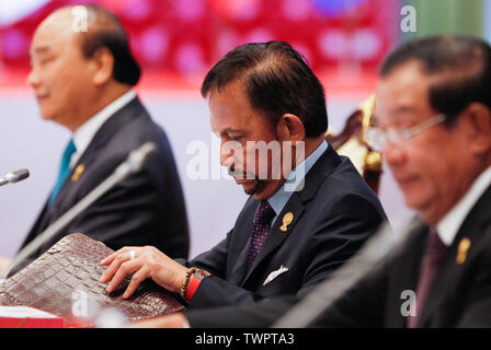 (L-R) Premier ministre de la République socialiste du Vietnam, Nguyen Xuan Phuc, Premier Ministre de Brunei Hassanal Bolkiah et Premier Ministre du Cambodge, Hun Sen, assister à une 34e Sommet de l'ASEAN (Plénière) à Bangkok. Le sommet de l'ASEAN est une réunion semestrielle tenue par les membres de l'Association des nations de l'Asie du Sud-Est (ANASE) dans les domaines économique, politique, de la sécurité, et socio-culturel des pays d'Asie. Banque D'Images