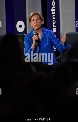 Columbia, Caroline du Sud, USA. 22 juin 2019. La présidence démocratique Sen. Elizabeth Warren aborde le Fonds d'Action Planning des candidats le 22 juin 2019 Forum de Columbia, Caroline du Sud. Une liste de 20 candidats démocrates à la présidence de l'adresse du rassemblement des partisans des droits en matière de reproduction. Banque D'Images