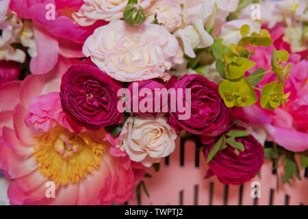 Arrangement de fleurs mixtes : diverses fleurs dans différentes nuances de rouge, rose, jaune et orange. Bouquet mélangé coloré avec différentes fleurs de printemps en f Banque D'Images