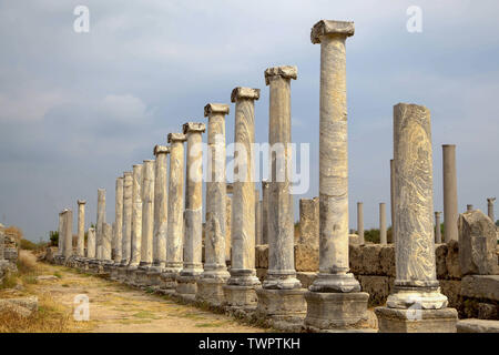 La Turquie, l'ancienne colonne de marbre à Perge ville antique de la ville d'Antalya. Banque D'Images